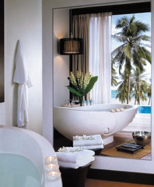 traumhafte badewanne mit blick auf palmen im four seasons resort koh samui thailand