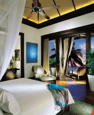 luxuriöses schlafzimmer mit ausblick im four seasons resort koh samui thailand