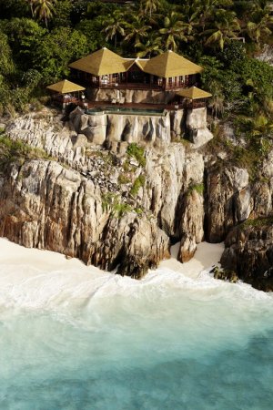 luxusvilla an der klippe mit meerblick im fregate island private resort auf den seychellen