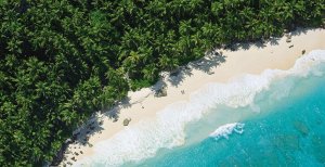 paradisisches türkisgrünes meer im fregate island private resort auf den seychellen