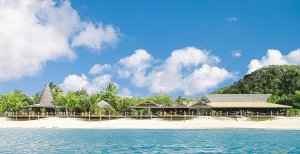 weisser sandstrand und türkises meer im galley bay luxus resort in antigua karibik