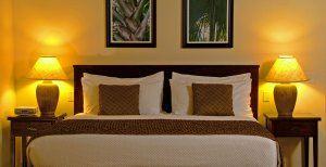 bezauberndes schlafzimmer einer suite im galley bay luxus resort in antigua karibik