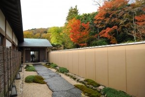 Schöner natürlicher Weg im Luxushotel Gora Kadan in Japan mit viel Natur