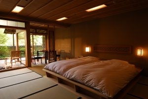 Schlafzimmer im Luxushotel Gora Kadan mit Blick auf die Terrasse