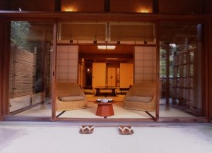 Sitzecke im Luxushotel Gora Kadan mit typisch Japanischen Möbeln und Bambusholz