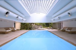 Swimming Pool des Luxushotels Gora Kadan in Japan