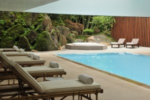 Blick auf den Pool und die Liegen mit Jacuzzi im Luxushotel Gora Kadan in Japan 