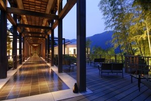 Terrasse des Luxushotels Gora Kadan mit blicke in die Abenddämmerung
