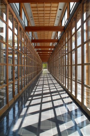 Innenbereich des Luxushotels Gora Kadan mit viel Holz und hellen großen Fenster mit Blick in die Natur