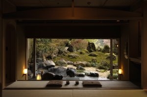 Blick aus dem Zimmer 107 des Luxushotels Gora Kadan in den Garten mit viel Steinen Gras und natürlichen Formen