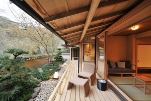 Blick über die Terrasse von Zimmer 301 des Luxushotels Gora Kadan die mit viel Holz und natürlichen Formen gestaltet wurde