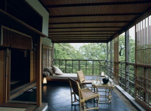 Blick über die Terrasse von Zimmer 501 des Luxushotels Gora Kadan mit Holzmöbeln und blick auf die herrliche Natur