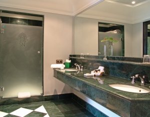 modernes badezimmer im gran hotel son net in puigpunyent mallorca auf den balearen spanien 
