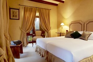 traditionelles und modernes schlafzimmer im gran hotel son net in puigpunyent mallorca auf den balearen spanien 