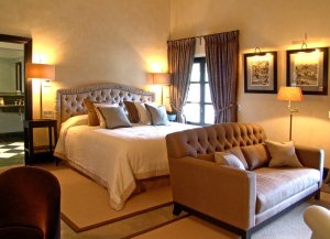 modernes schlafzimmer mit ausblick im gran hotel son net in puigpunyent mallorca auf den balearen spanien 