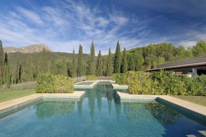 stilvoller pool in der natur im gran hotel son net in puigpunyent mallorca auf den balearen spanien 
