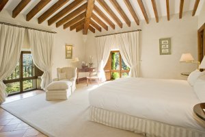 helles schlafzimmer mit ausblck auf die landschaft im gran hotel son net in puigpunyent mallorca auf den balearen spanien 