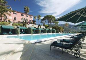 wunderschöner pool und liegen im gran hotel son net in puigpunyent mallorca auf den balearen spanien 
