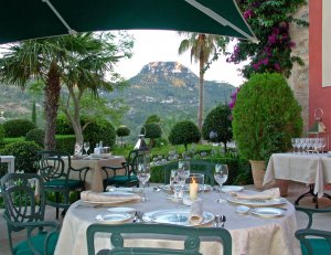 ausgezeichnetes essen in romantischer umgebung im gran hotel son net in puigpunyent mallorca auf den balearen spanien 
