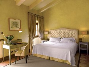 helles schlafzimmer im gran hotel son net in puigpunyent mallorca auf den balearen spanien 