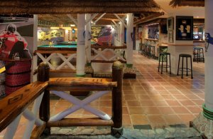 Orient Oman Muscat Grand Hyatt Club gemuetliche Atmosphaere in der Safari & Habana Sports Bar 