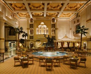 Orient Oman Muscat Grand Hyatt glamuroese Lobby Bar mit tollen Drinks