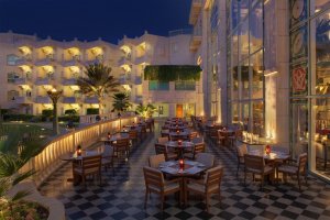 Orient Oman Muscat Grand Hyatt Mokha Bar wunderschoene Terrasse in der Abendstimmung 