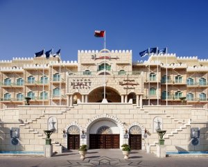 Orient Oman Muscat Grand Hyatt aussenansicht mit impossantem eingang 
