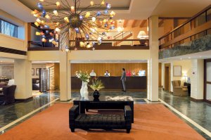 grosse lobby im grand resort lagonissi in attika griechenland