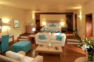 grosse suite mit garten im grand resort lagonissi in attika griechenland