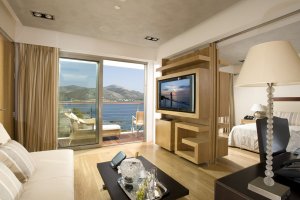 geräumige penthouse suite im grand resort lagonissi in attika griechenland