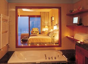 elegantes badezimmer im grand resort lagonissi in attika griechenland