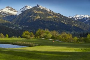 Golfurlaub Kitzbühel Golfplatz Eichenheim inmitten der Alpen bei herrlichem Panorama in die Berge