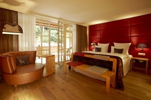 Superior Zimmer im Grand Tirolia Resort mit viel Platz und Terrasse für einen luxuriösen Golfurlaub Kitzbühel