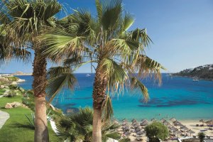 palmen und weisser strand im grecotel mykonos blu in griechenland