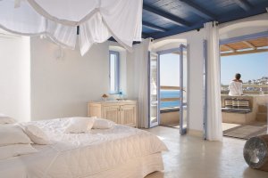 helles schlafzimmer mit ausblick im grecotel mykonos blu in griechenland