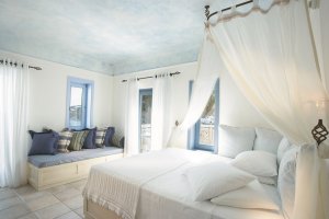 grosses schlafzimmer im grecotel mykonos blu in griechenland