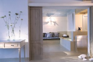modernes wohnzimmer im grecotel mykonos blu in griechenland