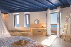grosses wohnzimmer mit meerblick im grecotel mykonos blu in griechenland