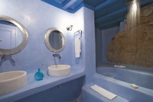 luxuriöses badezimmer im grecotel mykonos blu in griechenland
