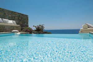 traumhafter infinity pool einer luxus junior suite im grecotel mykonos blu in griechenland