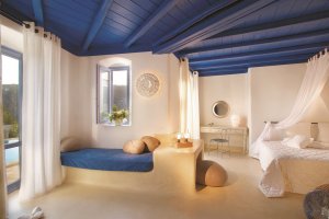 helles wohnzimmer mit ausblick im grecotel mykonos blu auf mykonos griechenland