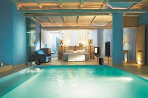 geräumiges schlafzimmer mit luxus innenpool im grecotel mykonos blu auf mykonos griechenland