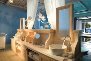 elegantes badezimmer einer suite im grecotel mykonos blu in griechenland