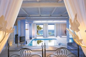 grosses schlafzimmer mit indoor pool einer luxus suite im grecotel mykonos blu auf mykonos griechenland