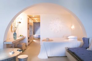 grosses schlafzimmer eines luxus bungalows im grecotel mykonos blu in griechenland