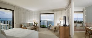 modernes grosses schlafzimmer mit balkon im halekulani luxus hotel auf hawaii honolulu
