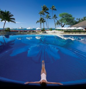 erfrischender pool im halekulani luxus hotel auf hawaii honolulu