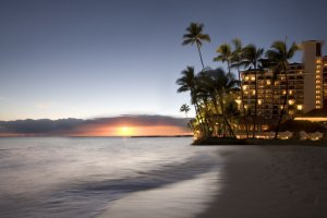 romantischer sonnenuntergang im halekulani luxus hotel auf hawaii honolulu 