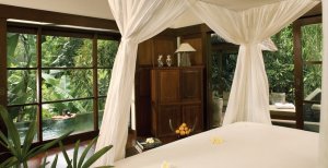 luxuriöses schlafzimmer mit ausblick auf den fluss im Ubud Hanging Gardens resort in bali indonesien
